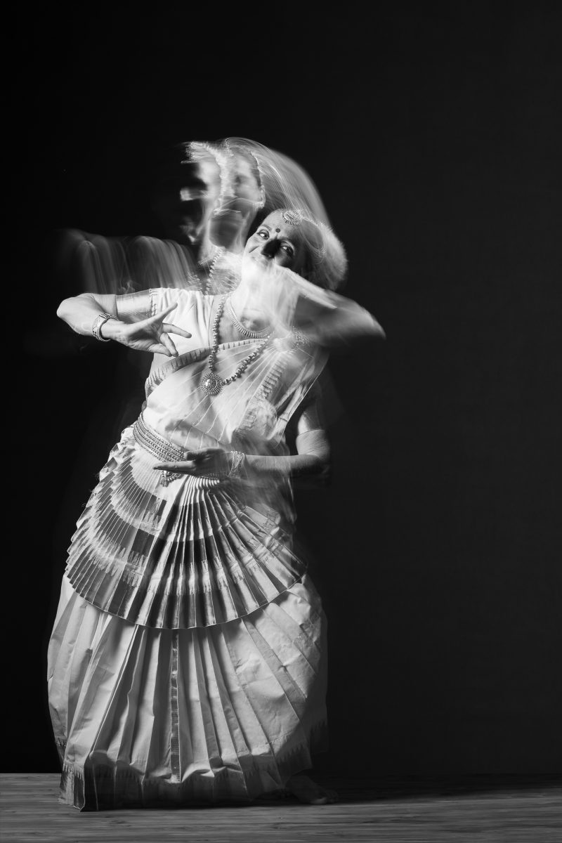 Photo de Meera, danse Mohiniyattam. Séance du 26 Mai 2025 à la Boissière, Gard.