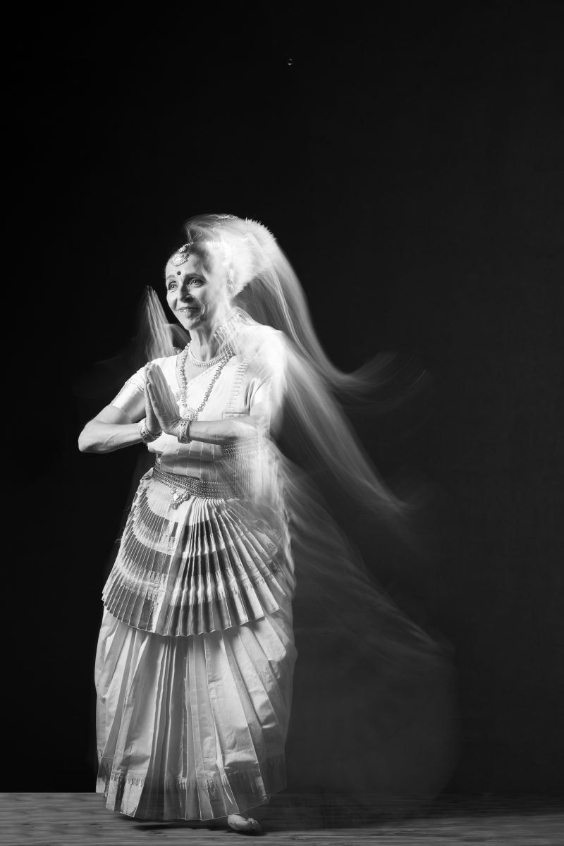 Photo de Meera, danse Mohiniyattam. Séance du 26 Mai 2025 à la Boissière, Gard.