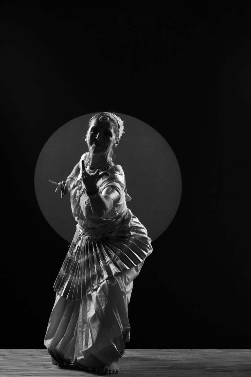 Photo de Meera, danse Mohiniyattam. Séance du 26 Mai 2025 à la Boissière, Gard.