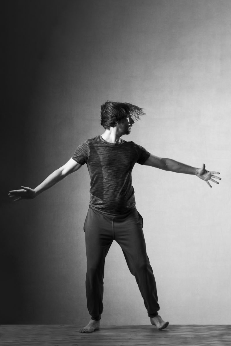 Photo de Rémi Garcia Kerviel, danse libre. Séance du 2 Mai 2025 à la Boissière, Gard.