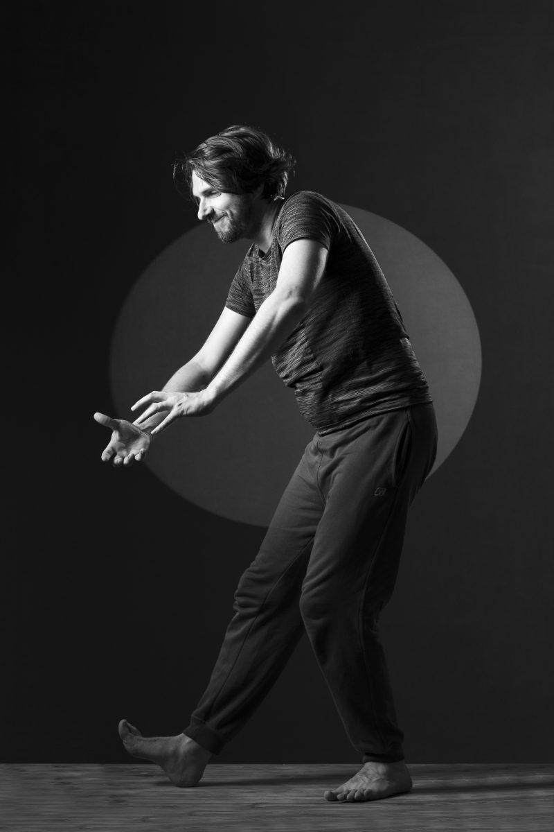 Photo de Rémi Garcia Kerviel, danse libre. Séance du 2 Mai 2025 à la Boissière, Gard.