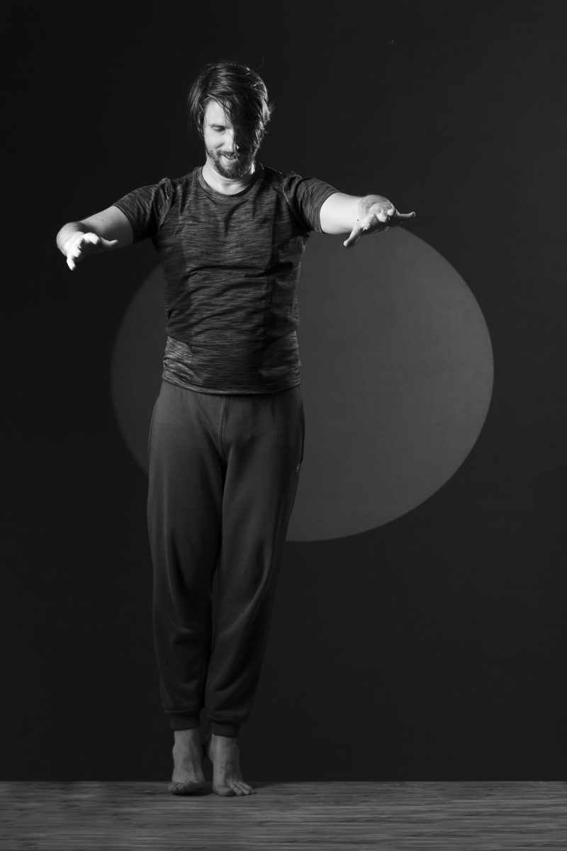 Photo de Rémi Garcia Kerviel, danse libre. Séance du 2 Mai 2025 à la Boissière, Gard.