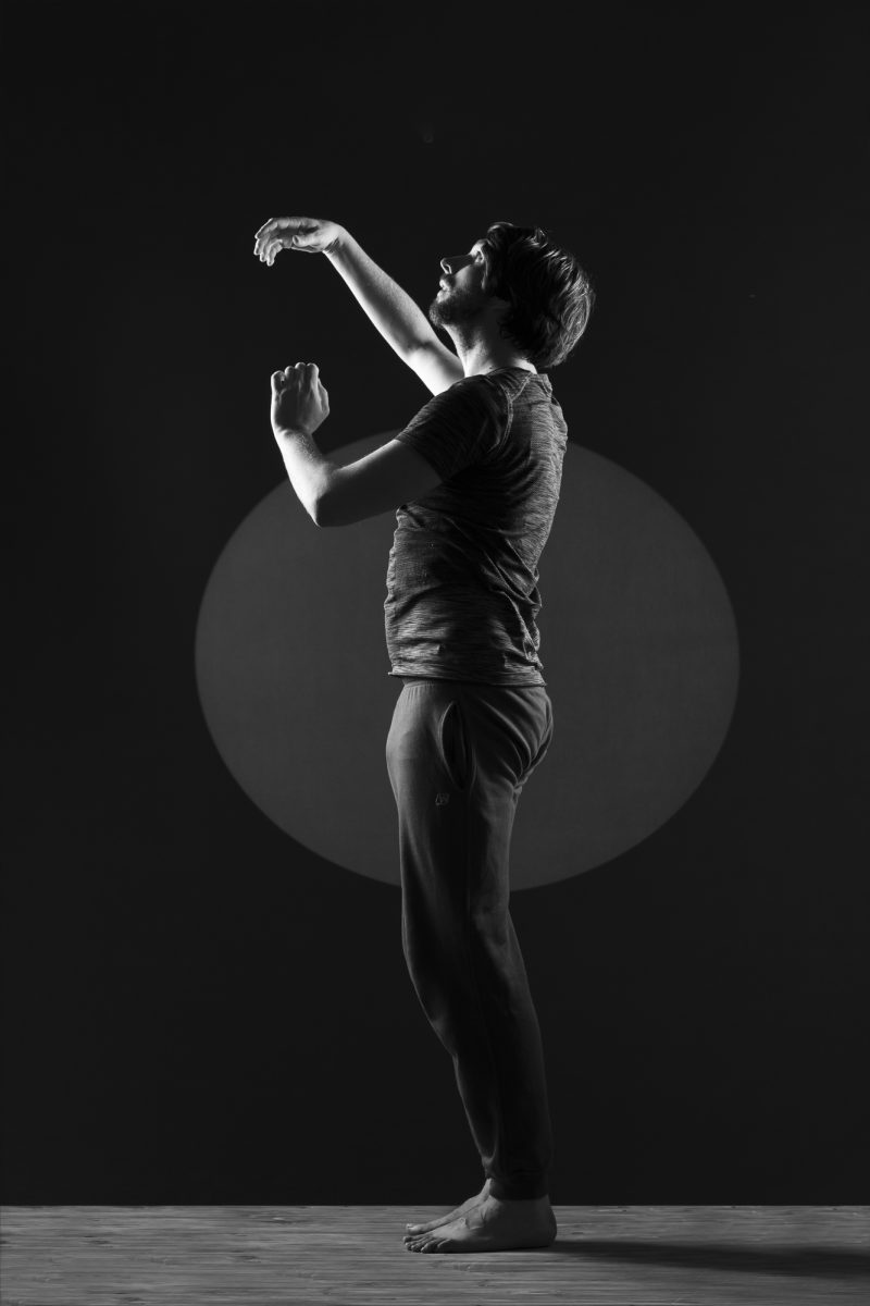 Photo de Rémi Garcia Kerviel, danse libre. Séance du 2 Mai 2025 à la Boissière, Gard.