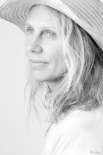 Photo de portrait highkey en noir et blanc, modèle: Cindy. Séance du 27 Avril 2026 au studio de Villefort, Lozère.