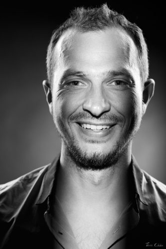 Photo de portrait, modèle: Johan. Séance du 23 Mai 2026 au studio de Villefort, Lozère.