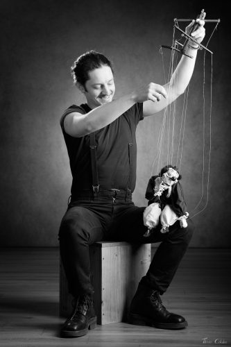 Photo de marionnette avec Chris Pottier comme marionnettiste, Andreï et la compagnie Agamâr . Séance du 12 Juin 2026 au studio de Villefort, Lozère.