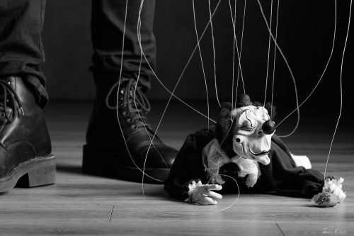 Photo de marionnette avec Chris Pottier comme marionnettiste, Andreï et la compagnie Agamâr . Séance du 12 Juin 2026 au studio de Villefort, Lozère.