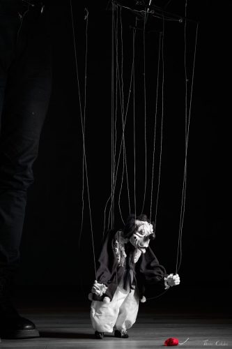Photo de marionnette avec Chris Pottier comme marionnettiste, Andreï et la compagnie Agamâr . Séance du 12 Juin 2026 au studio de Villefort, Lozère.