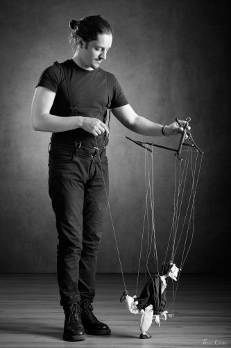 Photo de marionnette avec Chris Pottier comme marionnettiste, Andreï et la compagnie Agamâr . Séance du 12 Juin 2026 au studio de Villefort, Lozère.