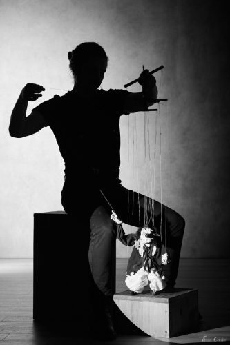 Photo de marionnette avec Chris Pottier comme marionnettiste, Andreï et la compagnie Agamâr . Séance du 12 Juin 2026 au studio de Villefort, Lozère.