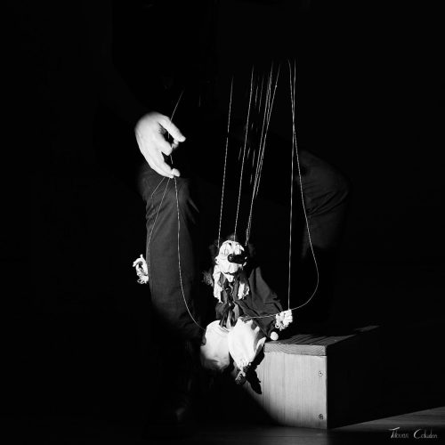 Photo de marionnette avec Chris Pottier comme marionnettiste, Andreï et la compagnie Agamâr . Séance du 12 Juin 2026 au studio de Villefort, Lozère.