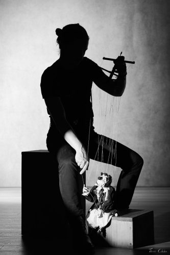 Photo de marionnette avec Chris Pottier comme marionnettiste, Andreï et la compagnie Agamâr . Séance du 12 Juin 2026 au studio de Villefort, Lozère.