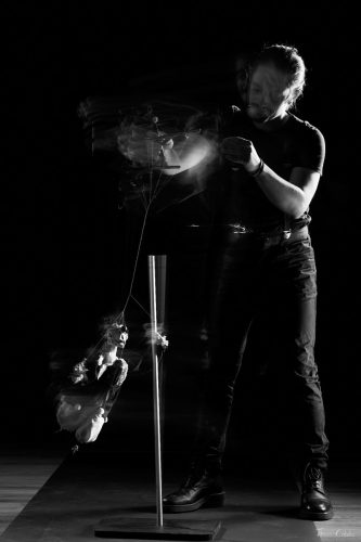 Photo de marionnette avec Chris Pottier comme marionnettiste, Andreï et la compagnie Agamâr . Séance du 12 Juin 2026 au studio de Villefort, Lozère.