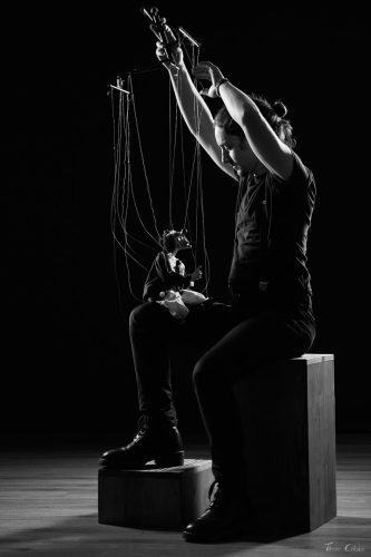 Photo de marionnette avec Chris Pottier comme marionnettiste, Andreï et la compagnie Agamâr . Séance du 12 Juin 2026 au studio de Villefort, Lozère.