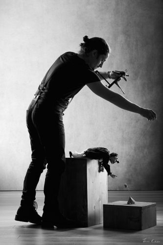 Photo de marionnette avec Chris Pottier comme marionnettiste, Andreï et la compagnie Agamâr . Séance du 12 Juin 2026 au studio de Villefort, Lozère.