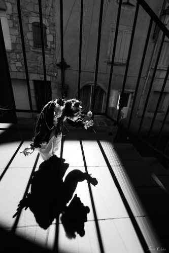 Photo de marionnette avec Chris Pottier comme marionnettiste, Andreï et la compagnie Agamâr . Séance du 12 Juin 2026 au studio de Villefort, Lozère.