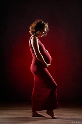 Photographie de grossesse avec Mariane. Séance du 3 Août 2026 au studio de Villefort, Lozère.
