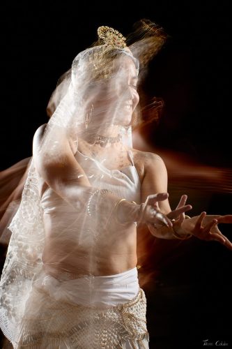 Photographie de danse avec Oriolina. Séance du 17 Août 2026 au studio de Villefort, Lozère.