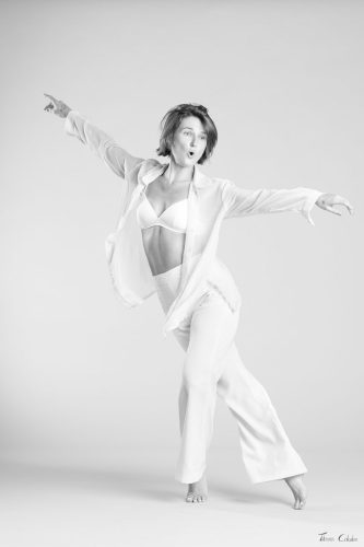 Photographie de danse avec Mélina Raynaud. Séance du 27 Juillet 2026 au studio de Villefort, Lozère.