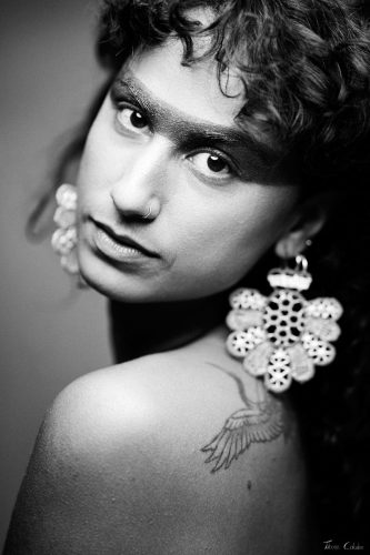 Photographie de mode et bijoux avec Tilia (modèle et créatrice de bijoux) et Bulle de paillettes (make up artiste). Séance du 16 Septembre 2026 au studio de Villefort, Lozère.