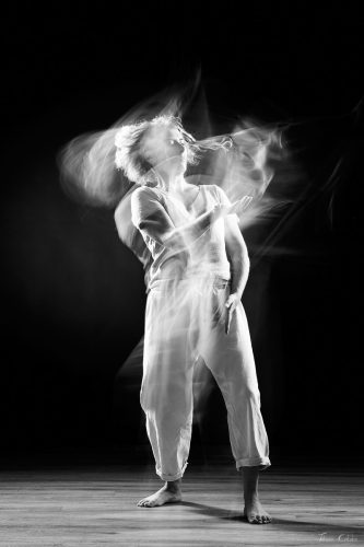 Photographie de danse avec Temmah Lindo. Séance du 25 Septembre 2026 au studio de Villefort, Lozère.