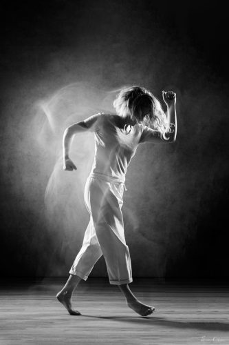 Photographie de danse avec Temmah Lindo. Séance du 25 Septembre 2026 au studio de Villefort, Lozère.