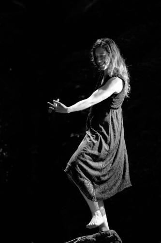 Photo de Neige Scariot, danseuse flamenco. Séance du 3 Août 2024 à la Boissière, Gard.