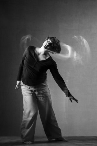 Photo de Béatrice Gamba, danseuse contemporaine. Séance du 21 Avril 2025 à la Boissière, Gard.