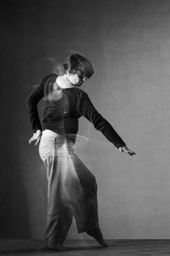 Photo de Béatrice Gamba, danseuse contemporaine. Séance du 21 Avril 2025 à la Boissière, Gard.