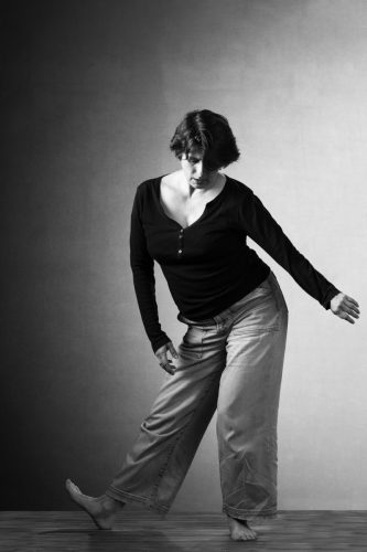 Photo de Béatrice Gamba, danseuse contemporaine. Séance du 21 Avril 2025 à la Boissière, Gard.