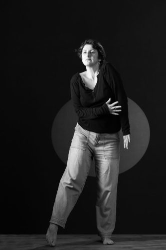 Photo de Béatrice Gamba, danseuse contemporaine. Séance du 21 Avril 2025 à la Boissière, Gard.