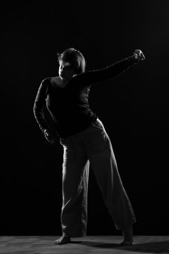 Photo de Béatrice Gamba, danseuse contemporaine. Séance du 21 Avril 2025 à la Boissière, Gard.