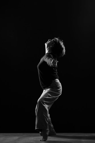 Photo de Béatrice Gamba, danseuse contemporaine. Séance du 21 Avril 2025 à la Boissière, Gard.