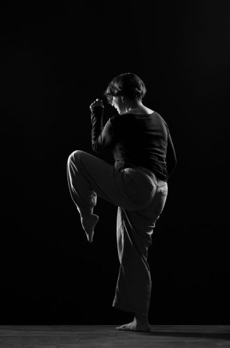 Photo de Béatrice Gamba, danseuse contemporaine. Séance du 21 Avril 2025 à la Boissière, Gard.