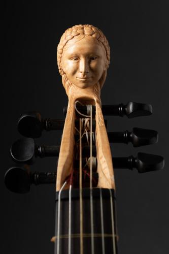 Sculpture d'une tête de viole de gambe réalisée par Delphine Bocquillon, à Elze dans le Gard.