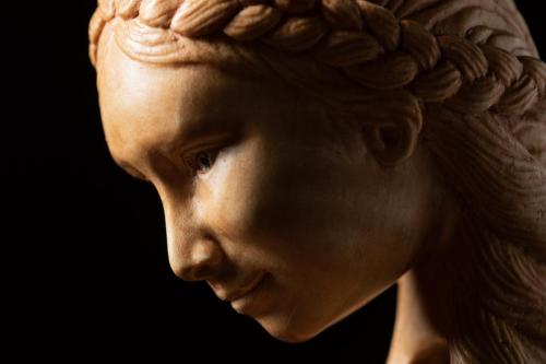 Sculpture d'une tête de viole de gambe réalisée par Delphine Bocquillon, à Elze dans le Gard.