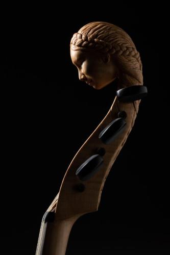 Sculpture d'une tête de viole de gambe réalisée par Delphine Bocquillon, à Elze dans le Gard.