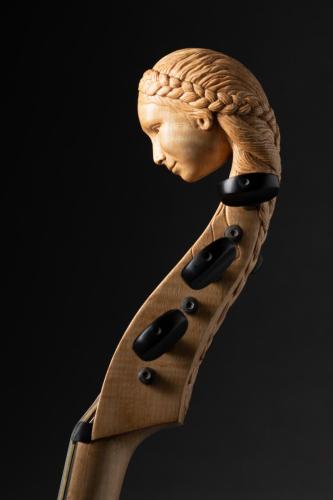 Sculpture d'une tête de viole de gambe réalisée par Delphine Bocquillon, à Elze dans le Gard.