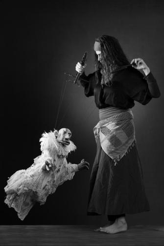 Photographie en studio de théâtre de marionnette avec Hanna MALHAS de la compagnie Moharrika.