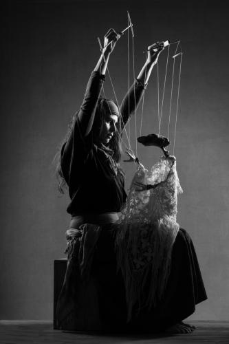Photographie en studio de théâtre de marionnette avec Hanna MALHAS de la compagnie Moharrika.