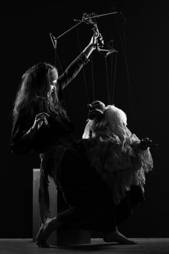 Photographie en studio de théâtre de marionnette avec Hanna MALHAS de la compagnie Moharrika.