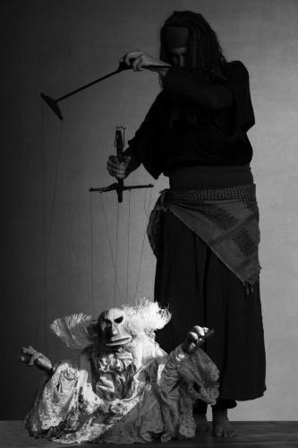 Photographie en studio de théâtre de marionnette avec Hanna MALHAS de la compagnie Moharrika.
