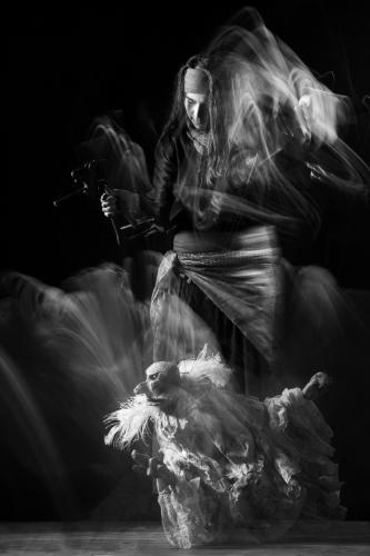 Photographie en studio de théâtre de marionnette avec Hanna MALHAS de la compagnie Moharrika.