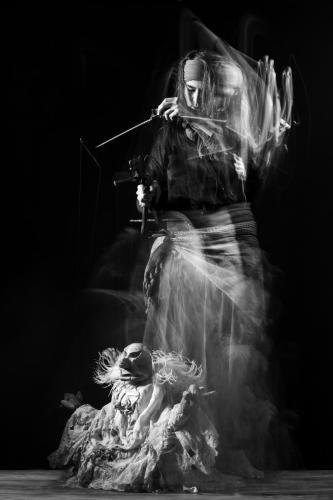 Photographie en studio de théâtre de marionnette avec Hanna MALHAS de la compagnie Moharrika.
