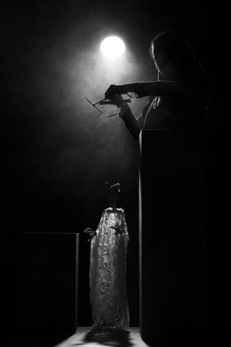 Photographie en studio de théâtre de marionnette avec Hanna MALHAS de la compagnie Moharrika.