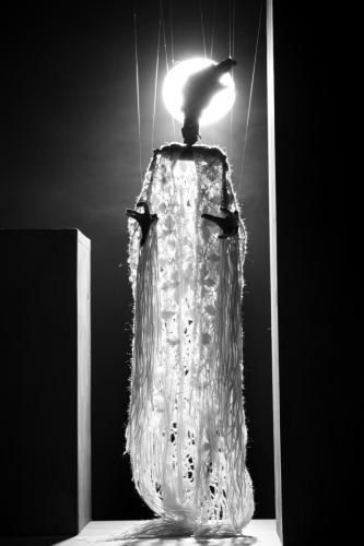 Photographie en studio de théâtre de marionnette avec Hanna MALHAS de la compagnie Moharrika.