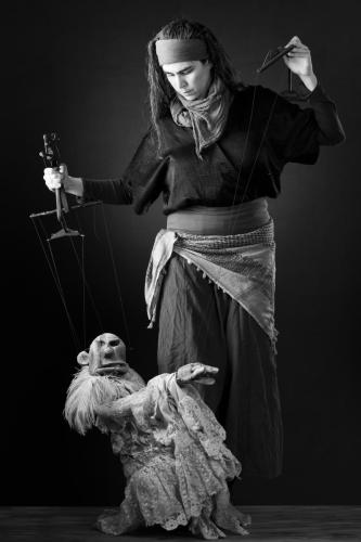 Photographie en studio de théâtre de marionnette avec Hanna MALHAS de la compagnie Moharrika.