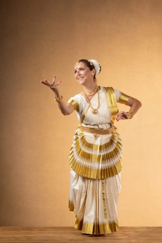 Photo de Meera, danse Mohiniyattam. Séance du 26 Mai 2025 à la Boissière, Gard.