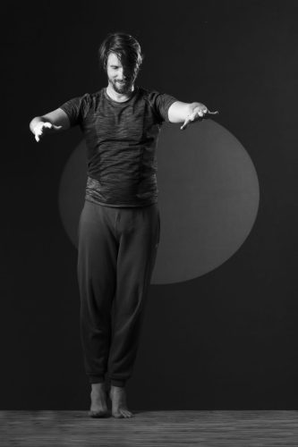 Photo de Rémi Garcia Kerviel, danse libre. Séance du 2 Mai 2025 à la Boissière, Gard.