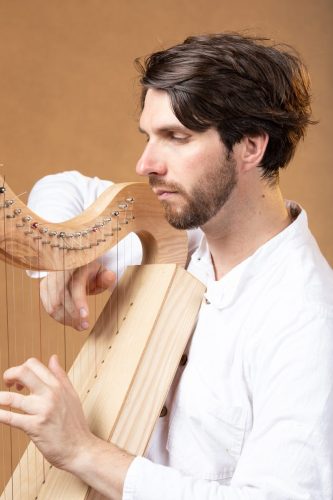 Photo de Rémi Garcia Kerviel, musicothérapeute. Séance du 1 Juin 2025 à la Boissière, Gard.